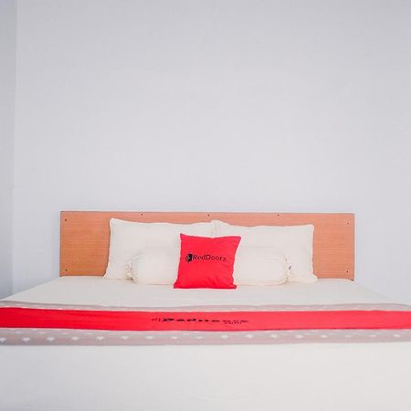 Hôtel Reddoorz Near Sirkuit Sentul à Bogor Extérieur photo
