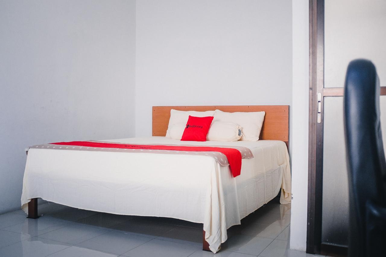 Hôtel Reddoorz Near Sirkuit Sentul à Bogor Extérieur photo